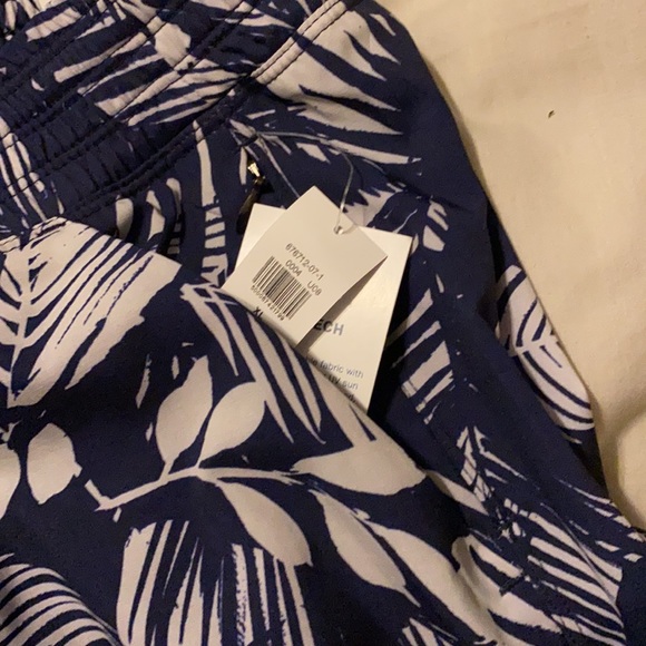 NWT old navy active shorts with pockets! - Picture 4 of 5